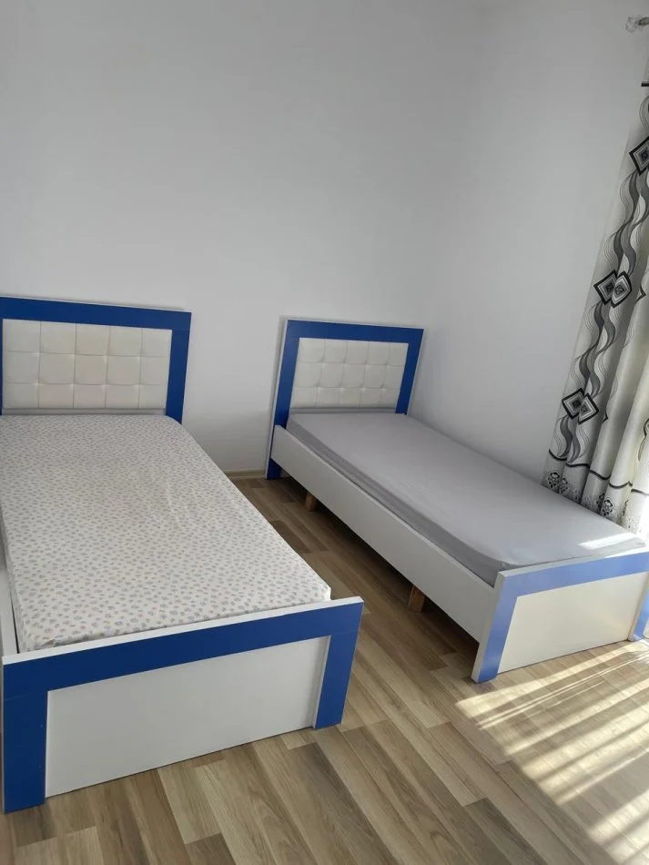 Tirane, jepet me qera apartament 3+1+Ballkon Kati 3, 145 m² 850 € (Kinostudio, Policia Rrugore)