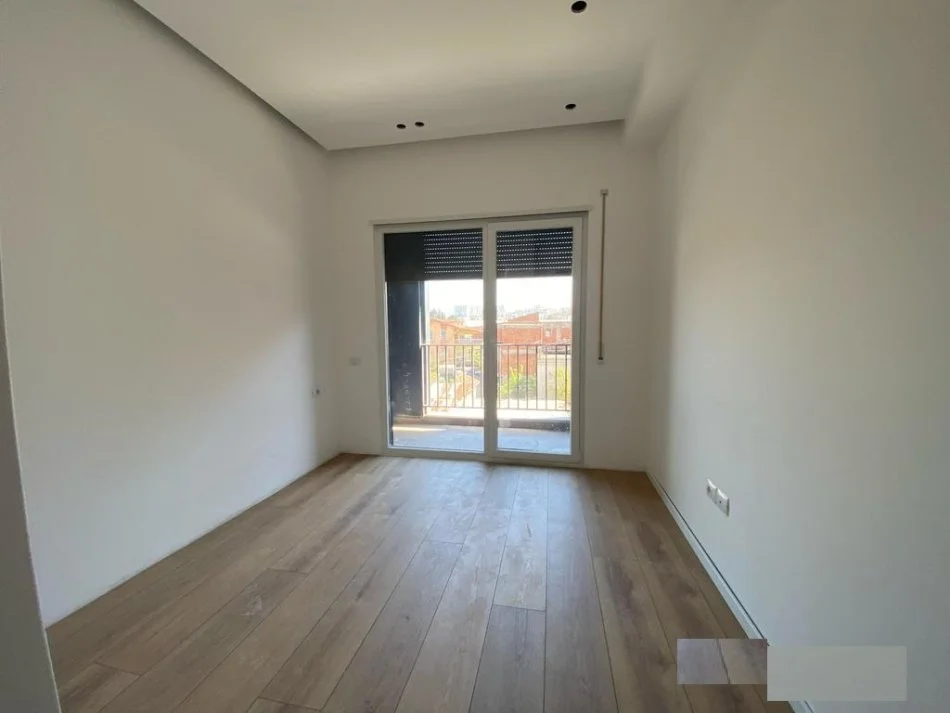 Tirane, jap me qera zyre Kati 2, 86 m² 700 € (Rruga e Kavajes, prane Spitalit Amerikan 3)