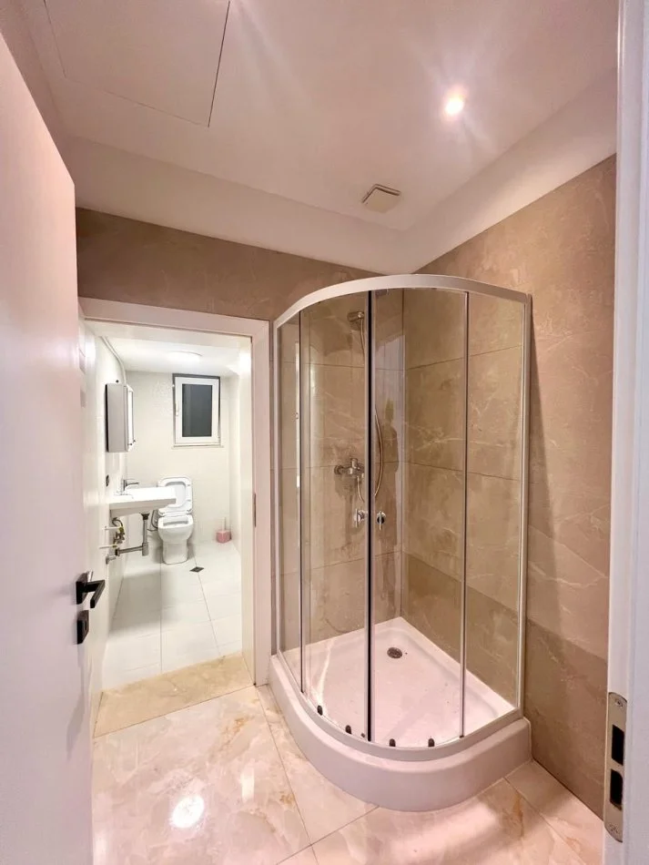 Tirane, jepet me qera apartament 2+1 Kati 1, 100 m² 550 € (Selite)