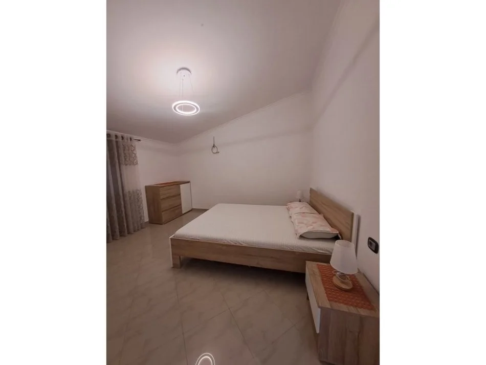 Tirane, jepet me qera apartament 2+1 , 500 € (selite)