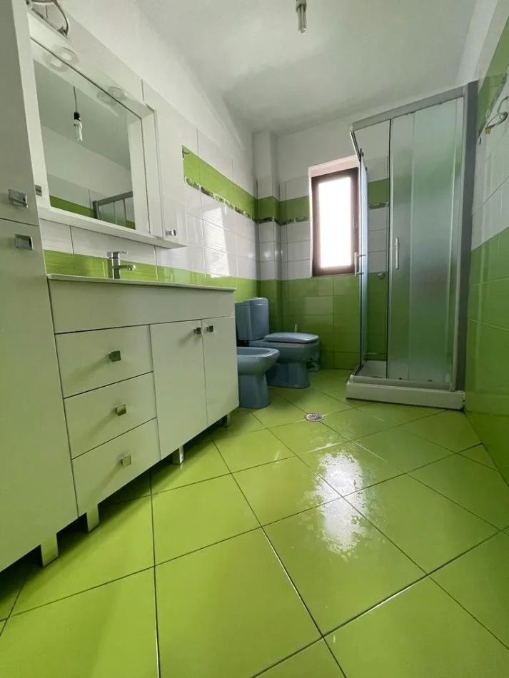 Tirane, jepet me qera apartament 2+1+Ballkon Kati 5, 85 m² 550 € (Kongresi i Tiranes, Prane shkolles "Hasan Vogli")