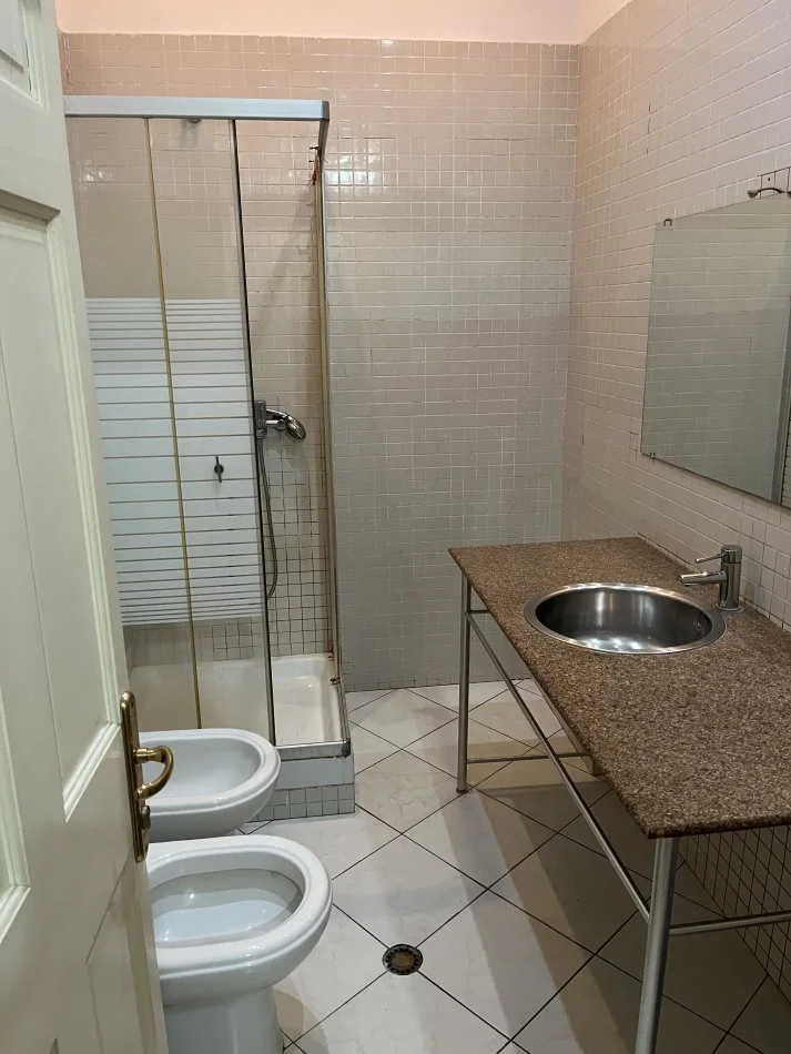 Tirane, jap me qera apartament 1+1+Aneks+Ballkon Kati 1, 84 m² 450 € (afer Pazarit te Ri, Rruga Hoxha Tahsim)