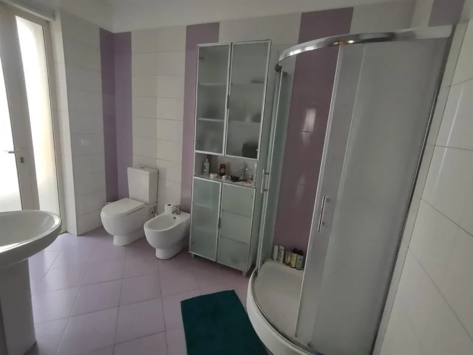 Tirane, jepet me qera apartament 2+1+Ballkon Kati 3, 100 m² 600 € (Stacioni i Trenit, Rruga Karl Gega)