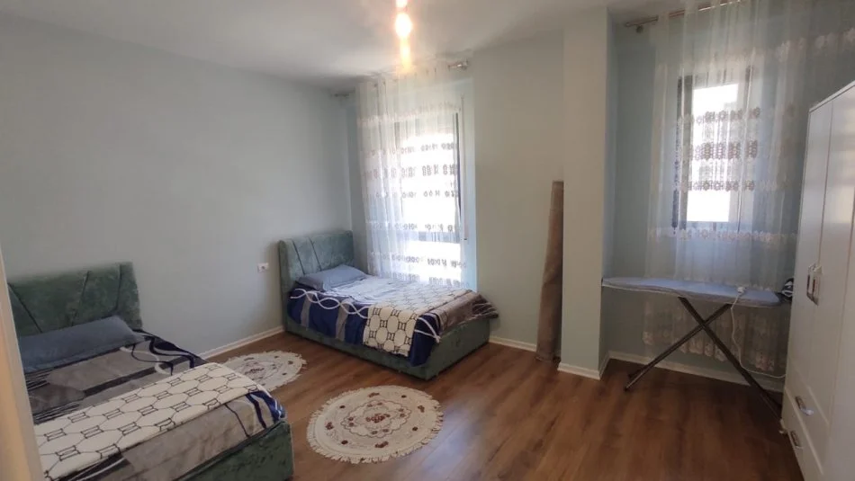 Tirane, jepet me qera apartament 2+1+Ballkon Kati 4, 110 m² 700 € (Porcelan, Kompleksi Erli)