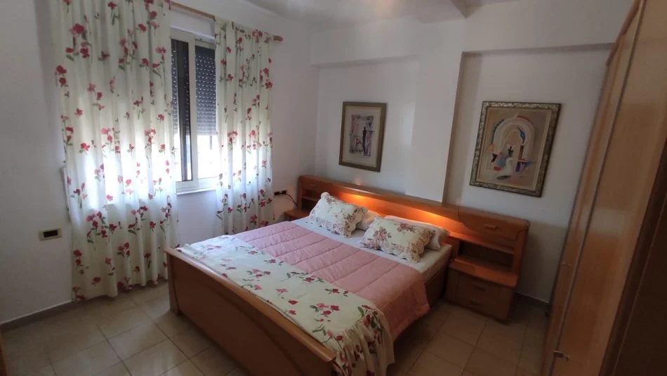 Tirane, jepet me qera apartament 2+1+Ballkon Kati 7, 100 m² 800 € (Bllok, prane Sky Tower)