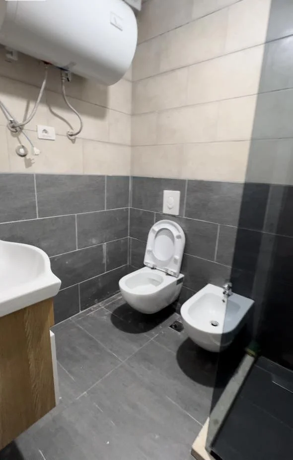 Tirane, jepet me qera apartament 2+1+Ballkon Kati 4, 87 m² 450 € (Shkoze)