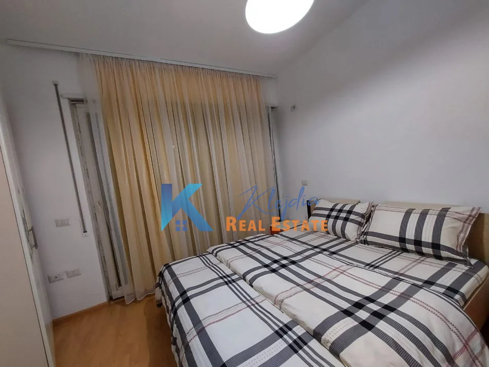 Tirane, jap me qera apartament 2+1+Ballkon Kati 3, 80 m² 700 € (Apartament 2+1 per qira ne Qender, afer hotel Stela)