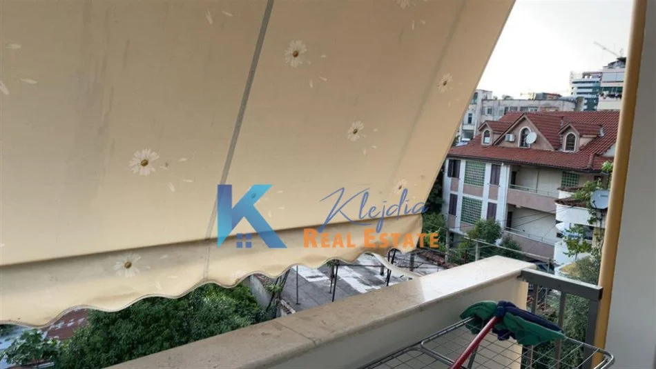 Tirane, jap me qera apartament 2+1+Ballkon Kati 3, 86 m² 900 € (Komuna e Parisit)