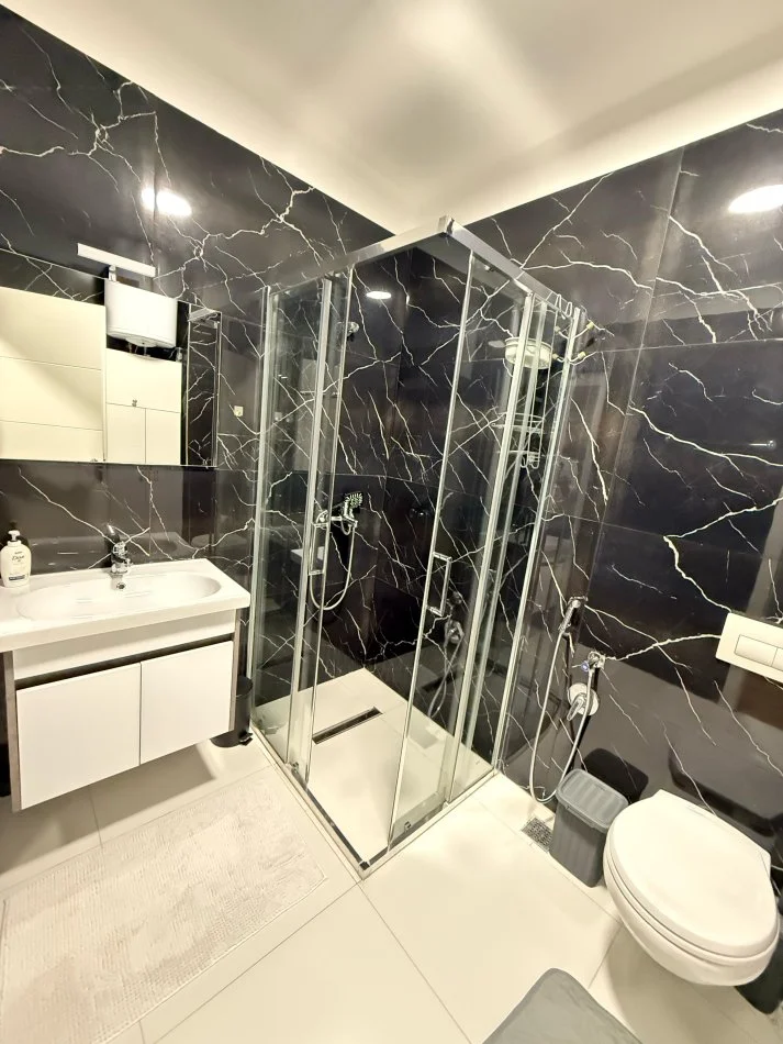 Tirane, jepet me qera apartament 1+1 Kati 11, 70 m² 700 € (Komuna e Parisit)