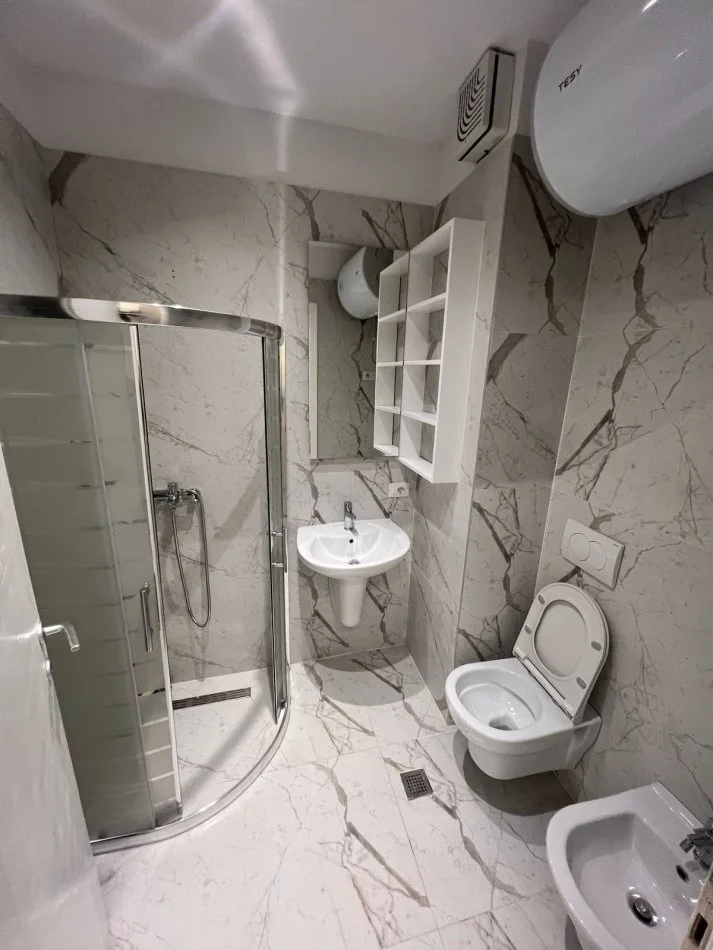 Tirane, jepet me qera apartament 2+1 Kati 3, 106 m² 1.200 € (Liqeni i Thate)