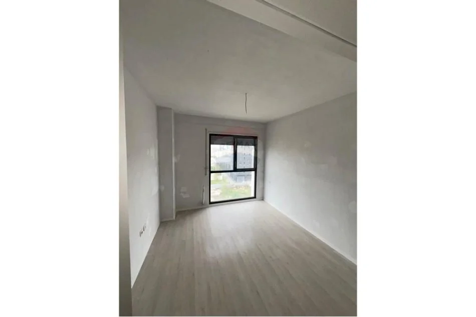 Tirane, jepet me qera ambjent biznesi , 100 m² 500 € (Sadik Petrela)