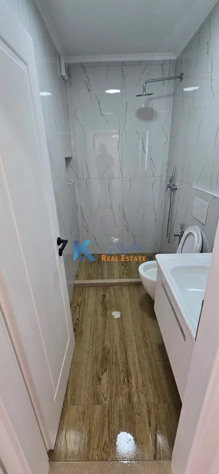 Tirane, shitet apartament 2+1+Ballkon Kati 4, 64 m² 169.000 € (Rruga e Kavajes, afer Poliklinikes nr.9)