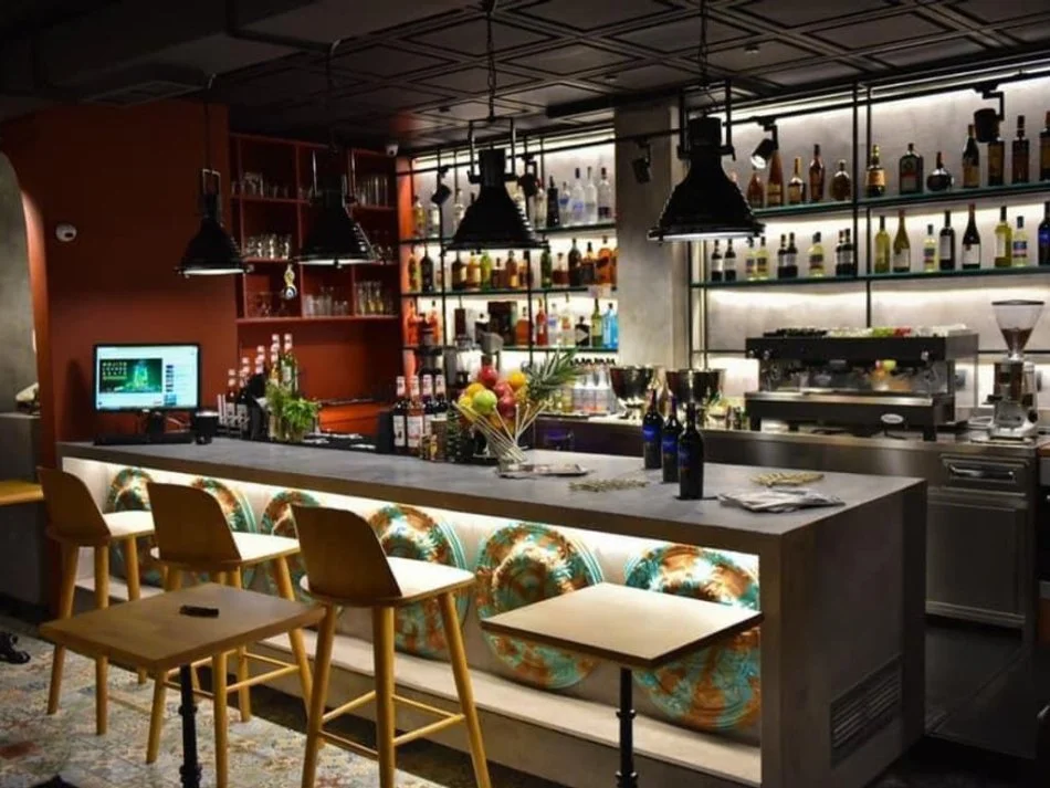 Tirane, jepet me qera lokal Kati 0, 172 m² 2.000 € (ish ekspozita)