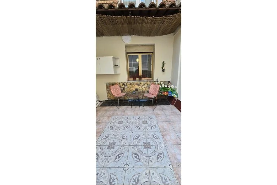 Tirane, jepet me qera apartament 2+1+Aneks+Ballkon , 100 m² 800 € (Pazari i Ri)