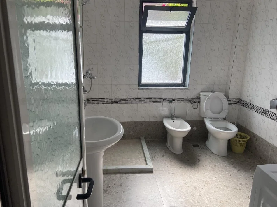 Tirane, jepet me qera shtepi 1+1+Aneks+Ballkon Kati 2, 110 m² 400 € (Vilat Amerikane)