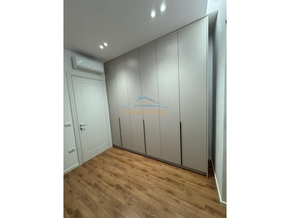Tirane, jepet me qera apartament 3+1+Aneks+Ballkon Kati 7, 134 m² 2.300 € (Rezidencen Golden Park, prane Air Albania.)