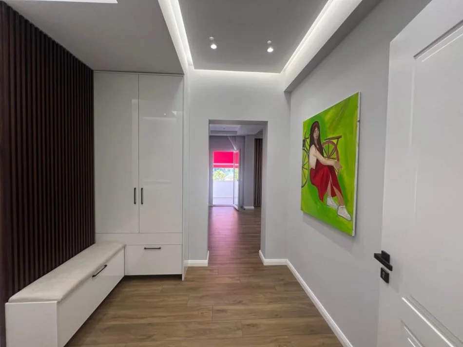 Tirane, jepet me qera apartament 1+1+Ballkon Kati 2, 75 m² 800 € (RRUGA E DURRESIT)