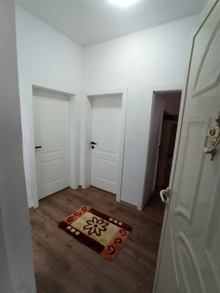 Tirane, jepet me qera apartament 2+1 Kati 4, 70 m² 500 € (Rruga Muhamet Gjollesha)