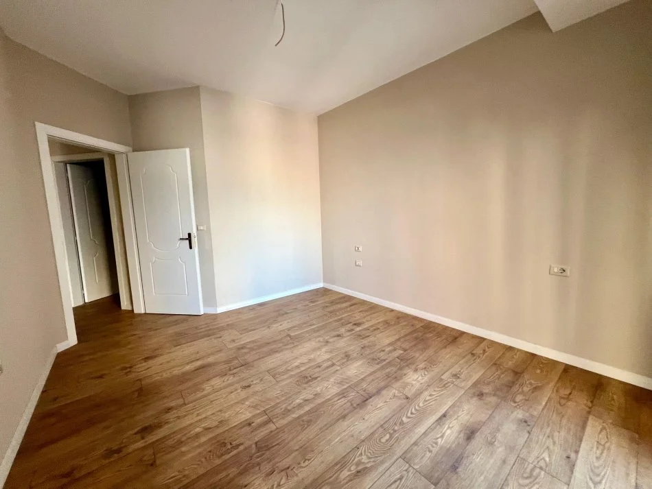 Tirane, jepet me qera ambjent biznesi Kati 5, 100 m² 800 € (QENDER)