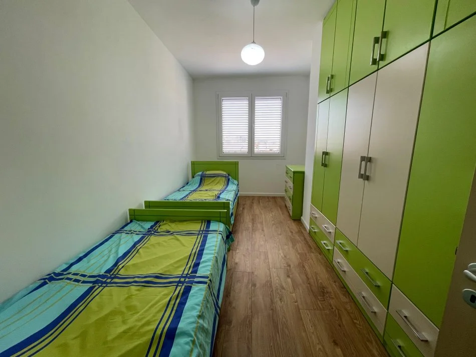 Tirane, jepet me qera apartament 2+1+Ballkon Kati 2, 100 m² 800 € (Rruga e Elbasanit)