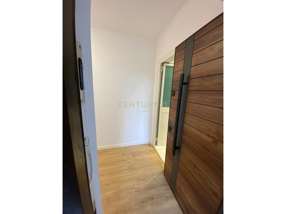 Tirane, jepet me qera ambjent biznesi Kati 2, 83 m² 1.000 € (Rruga e Durresit,Prane Koloseut)