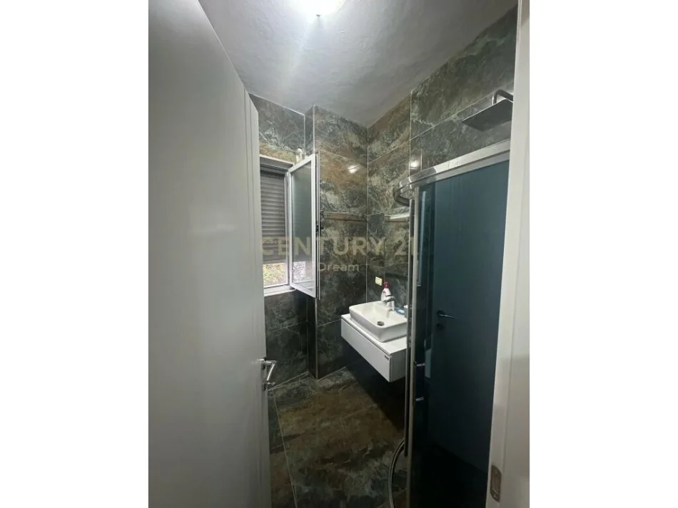 Tirane, jepet me qera 2+1 Kati 2, 101 m² 480 € ,Fresk