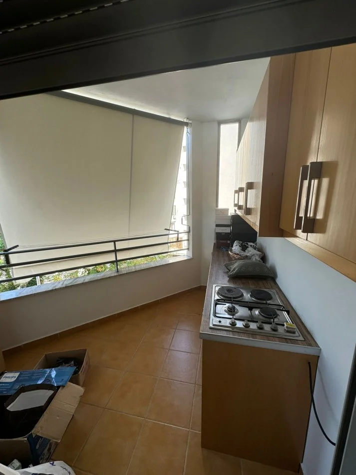 Tirane, jepet me qera apartament 3+1+Ballkon Kati 2, 400 € (thesari, fresk)
