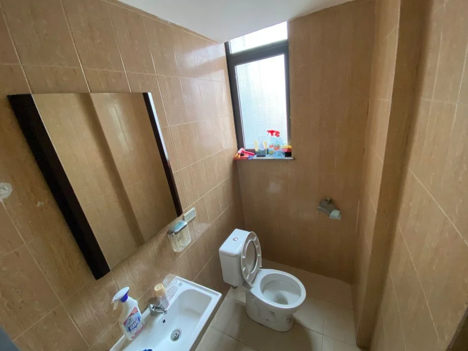 Tirane, jepet me qera ambjent biznesi Kati 1, 115 m² 1.000 € (Vasil Shanto)