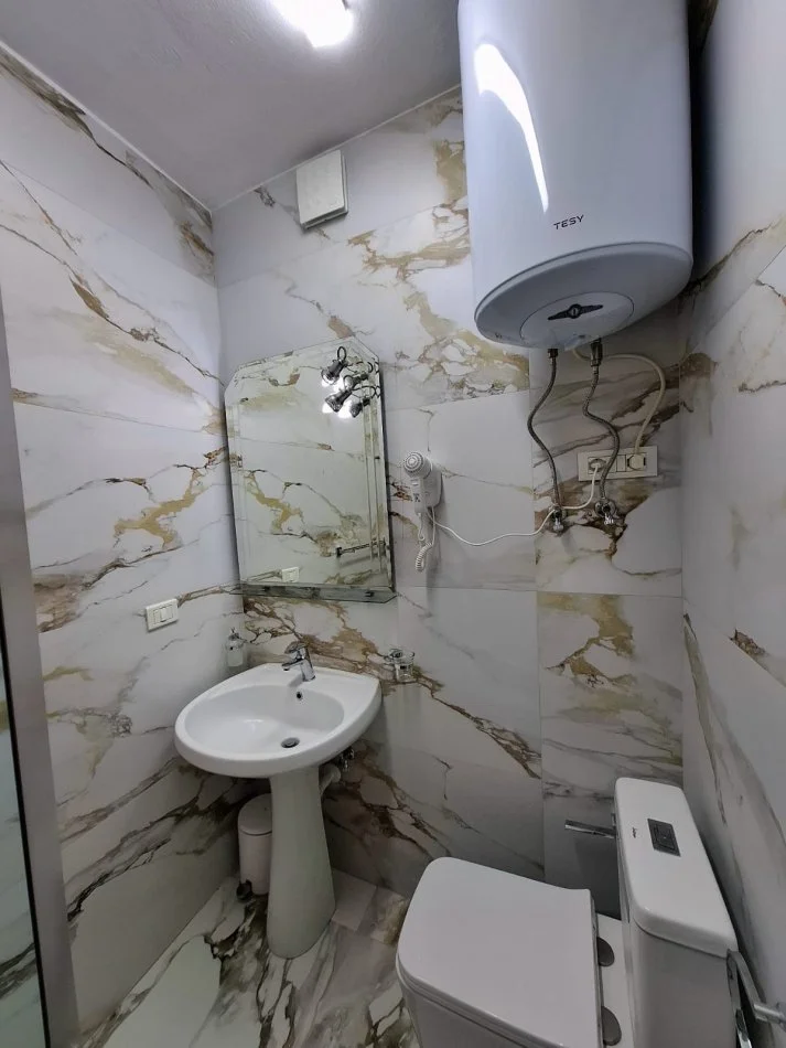 Tirane, jepet me qera apartament 1+1 Kati 3, 65 m² 500 € (Komuna Parisit)