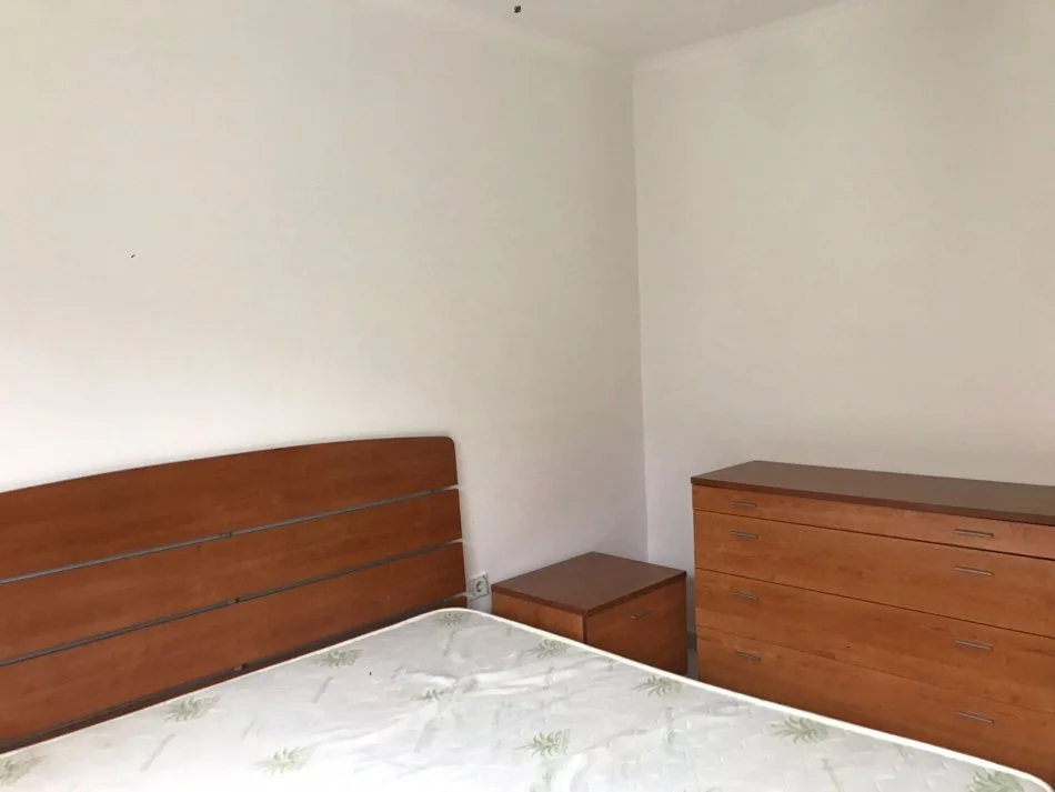 Tirane, jepet me qera apartament 1+1 Kati 3, 70 m² 300 € (Allias)