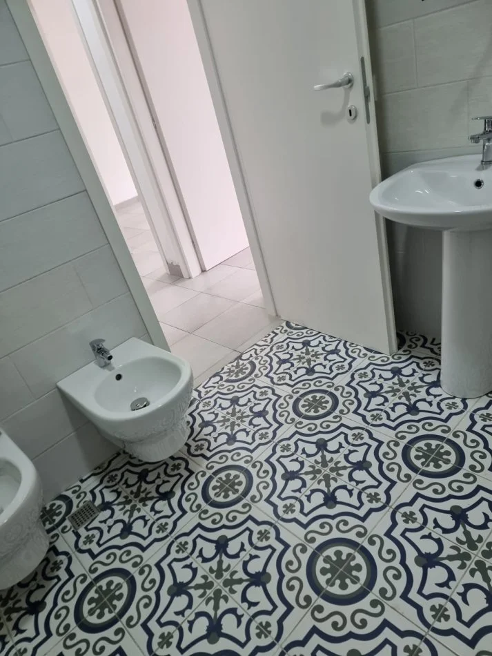 Tirane, jepet me qera zyre Kati 3, 94 m² 800 € (Pazari i Ri)