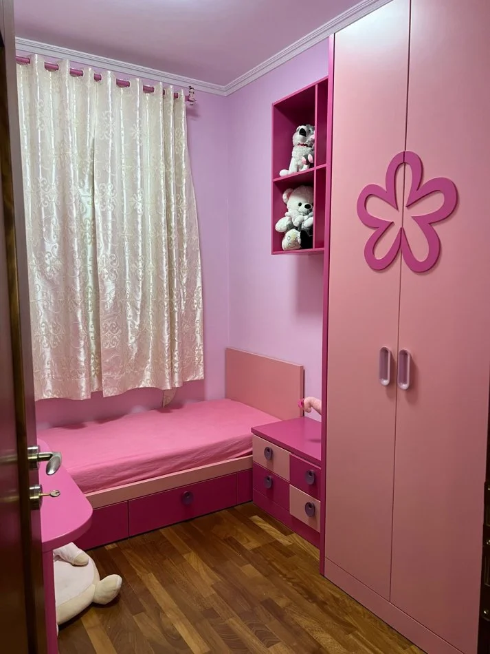 Tirane, jepet me qera apartament 3+1 Kati 1, 150 m² 1.000 € (Komuna e Parisit)