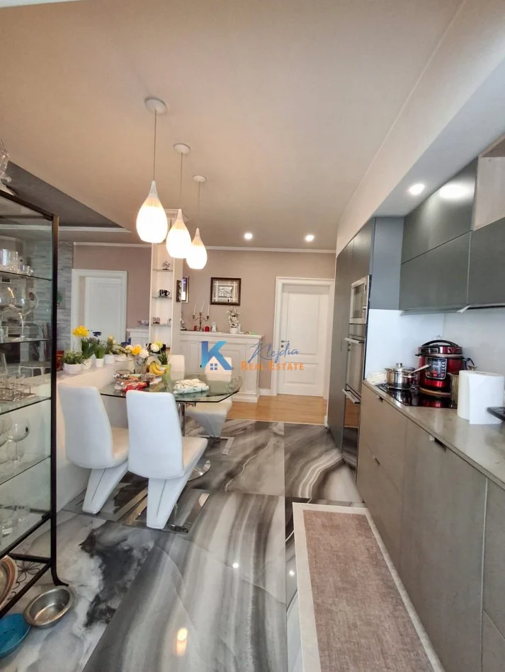Tirane, shes apartament 3+1+Ballkon Kati 3, 128 m² 290.000 € (Komuna e Parisit)