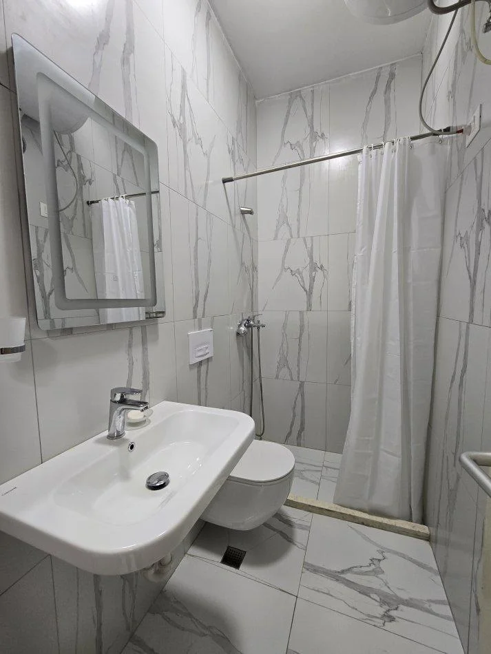 Tirane, jepet me qera apartament 1+1 Kati 0, 35 m² 280 € (Ali Dem)