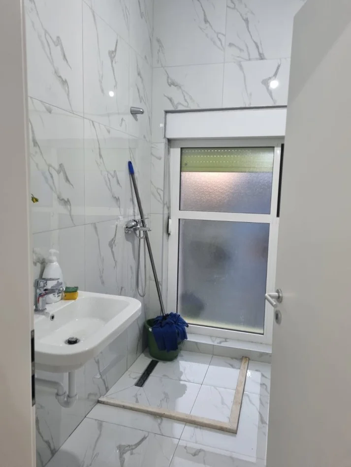 Tirane, jepet me qera apartament 2+1 Kati 3, 85 m² 500 € (Ali Demi)