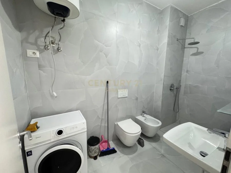 Tirane, jepet me qera apartament 1+1+Ballkon Kati 5, 60 m² 370 € (Ali Demi)
