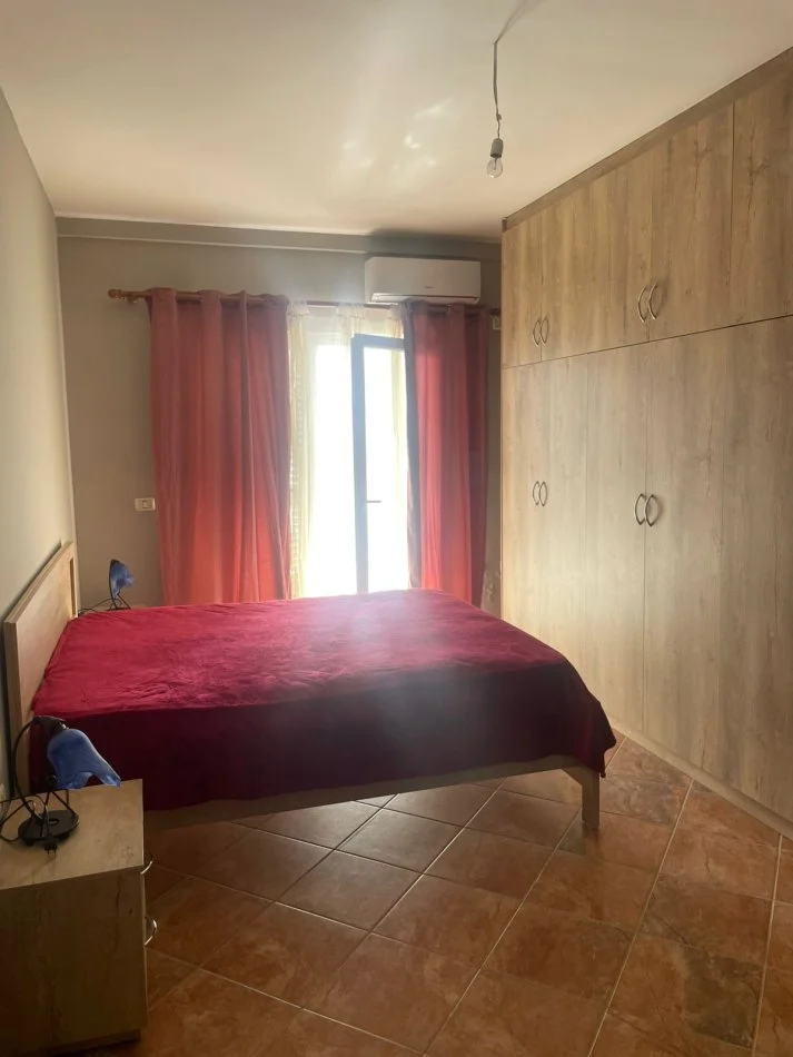 Tirane, jepet me qera apartament 2+1 Kati 4, 98 m² 600 € (Liqeni i Thate)