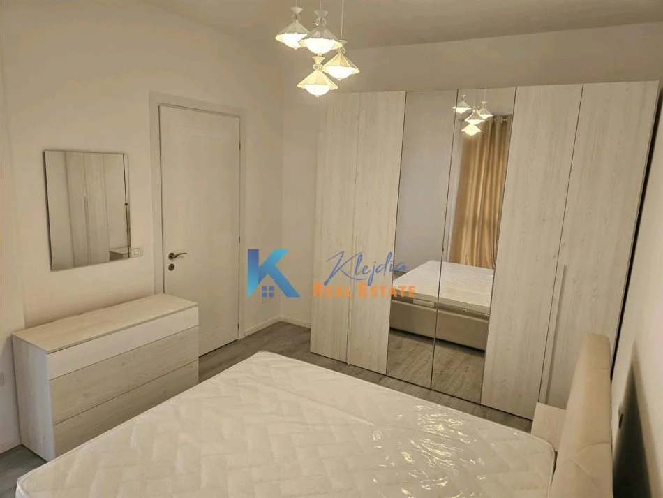 Tirane, jap me qera apartament 2+1+Ballkon Kati 3, 78 m² (Rruga 5 Maji, pas Emerald Center)