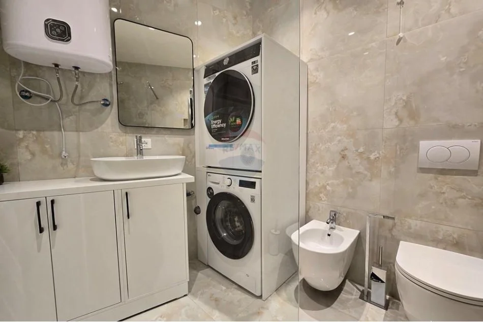 Tirane, jepet me qera apartament 3+1+Ballkon Kati 11, 150 m² 2.300 € (Lake View)