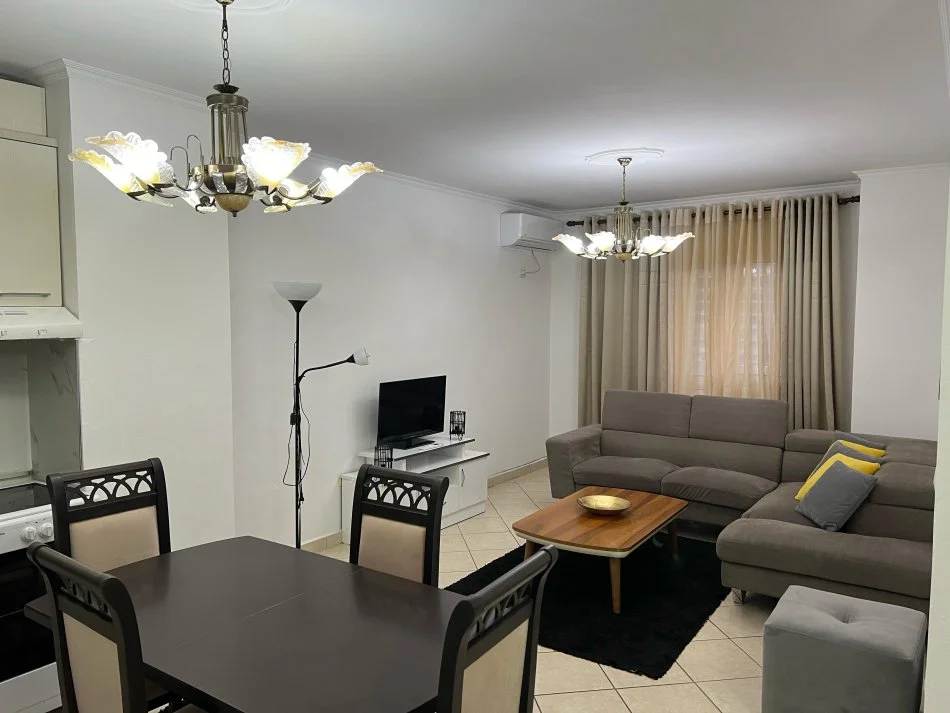 Tirane, jepet me qera apartament 2+1 Kati 4, 86 m² 600 € (Komuna e Parisit)