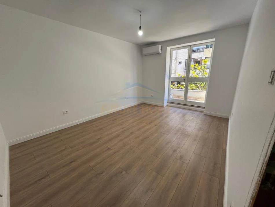 Tirane, jepet me qera apartament 2+1+Aneks+Ballkon Kati 2, 93 m² 900 € (blloku)