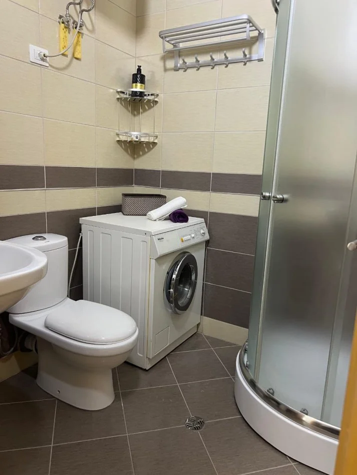 Tirane, jepet me qera apartament 1+1 Kati 2, 600 m² 600 € (Liqeni i Thatë)