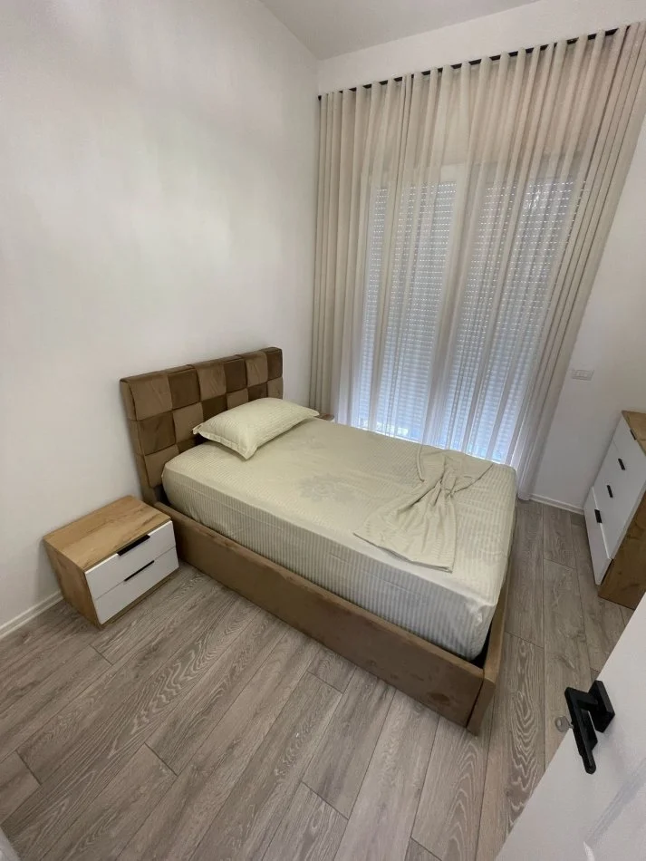 Tirane, jepet me qera Vile 3 Katshe Kati 0, 240 m² 2.000 € (Mjull Bathore)