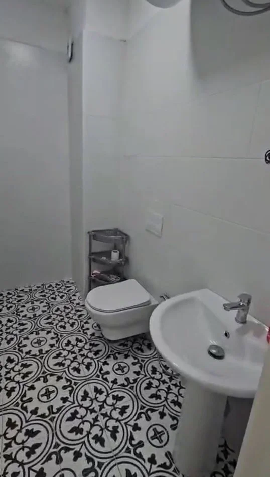 Tirane, jepet me qera zyre Kati 3, 94 m² 800 € (Pazari i Ri, pranë Qendrës Lincoln)