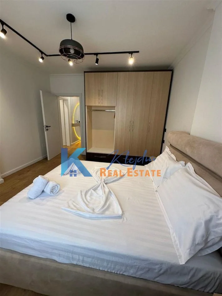 Tirane, jap me qera apartament 1+1+Ballkon Kati 5, 73 m² (Komuna e Parisit)
