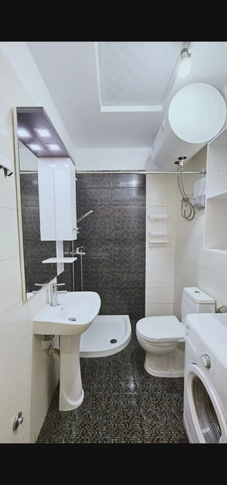 Tirane, jepet me qera apartament 1+1 Kati 2, 71 m² 450 € (Liqeni i Thatë)