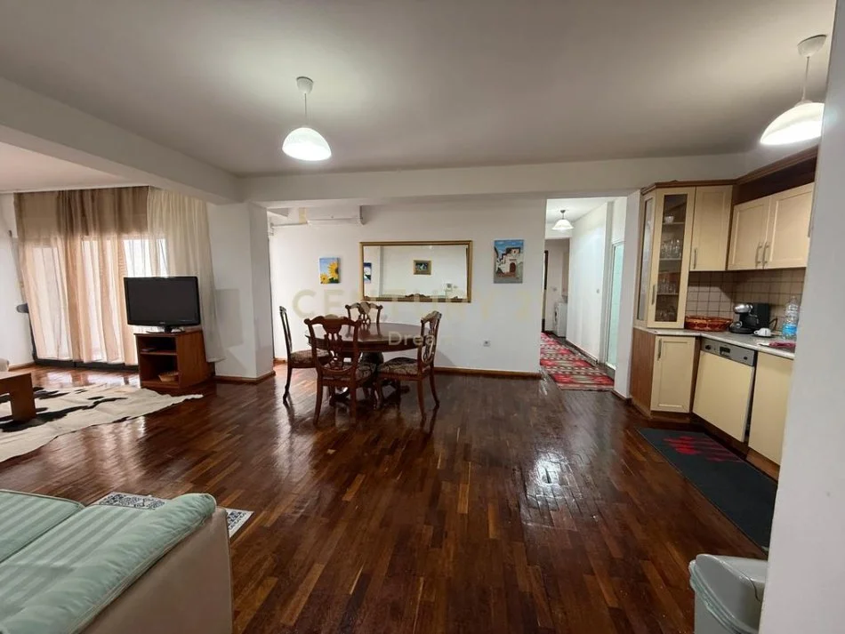 Tirane, jepet me qera apartament 2+1 Kati 5, 120 m² 800 € (Ish-Blloku)