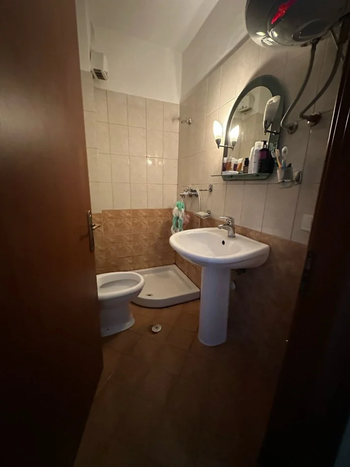 Tirane, jepet me qera apartament 1+1 Kati 3, 50 m² 420 € (Kristal Center)