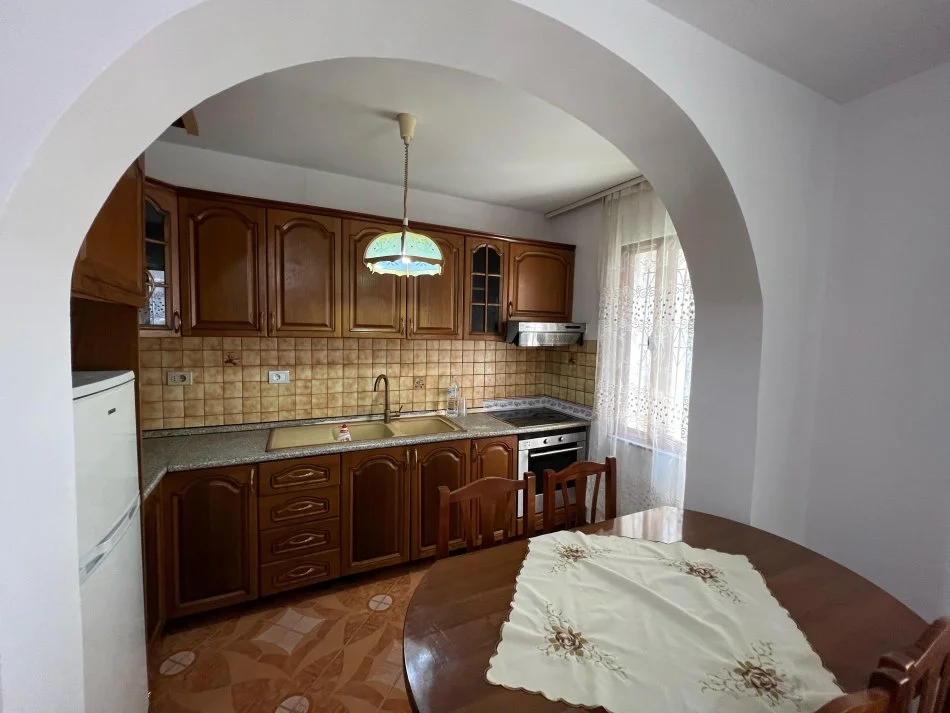 Tirane, jepet me qera apartament 2+1 Kati 0, 80 m² 450 € (Yzberisht)
