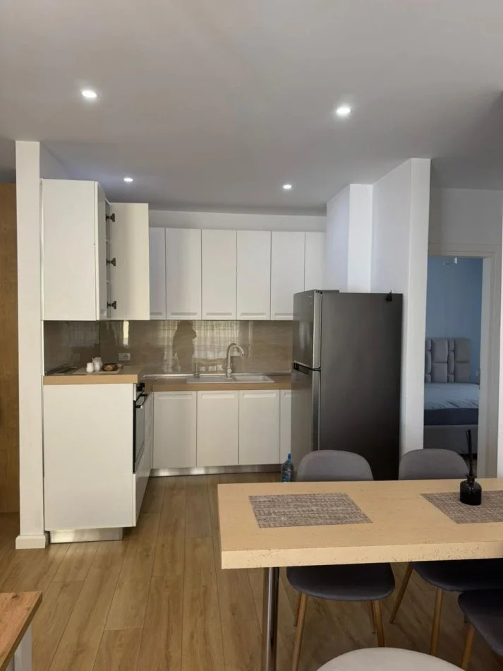 Tirane, jepet me qera apartament 2+1 Kati 4, 93 m² 1.000 € (Liqeni i Thatë)